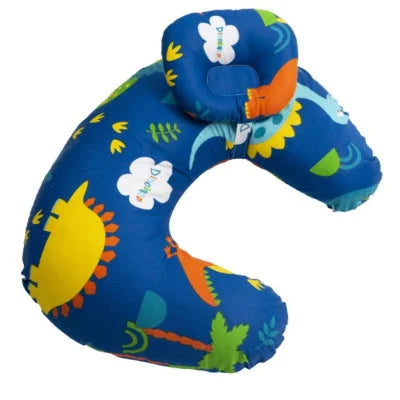 Coussin d’allaitement sur fond bleu nuit décoré de dinosaures colorés dans une jungle joyeuse, parfait pour offrir soutien et confort à maman et bébé.

