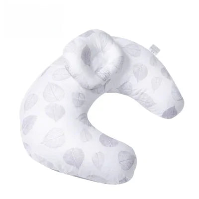 Coussin d’allaitement avec imprimé feuilles délicates grises sur fond blanc, design apaisant pour accompagner maman et bébé au quotidien.