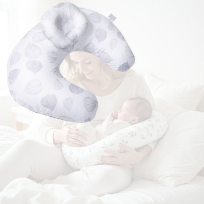 Maman allaitant son bébé avec le coussin d’allaitement motif feuilles délicates, confort optimal et soutien en position assise