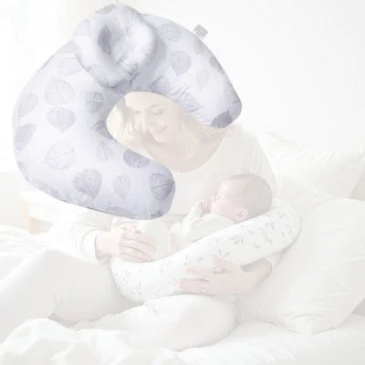 Maman allaitant son bébé avec le coussin d’allaitement motif feuilles délicates, confort optimal et soutien en position assise