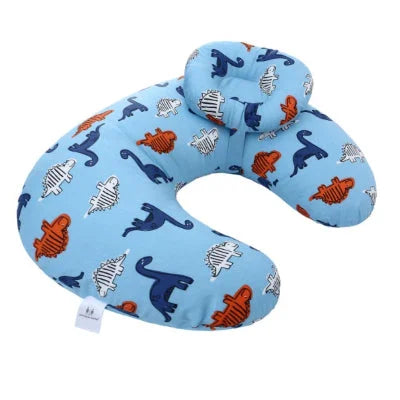 Coussin d’allaitement bleu ciel avec motifs de dinosaures graphiques en orange, blanc et bleu marine, idéal pour maintenir bébé confortablement pendant la tétée.

