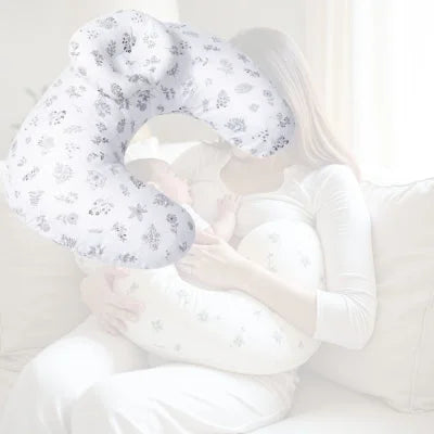 Jeune maman utilisant le coussin d’allaitement motif herbiers tendres pour nourrir son bébé, confort naturel et apaisant.