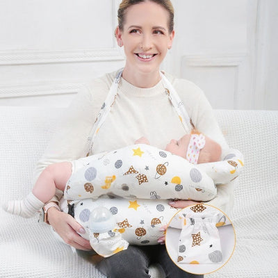 Coussin Allaitement pour Bébé évolutif 3-en-1 avec motifs étoiles, utilisé par une maman pour nourrir son bébé au biberon et soulager son dos.