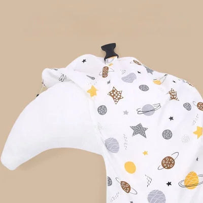 Coussin Allaitement pour Bébé avec housse amovible lavable, imprimé étoiles et planètes, inclinaison douce anti-reflux pour plus de confort.