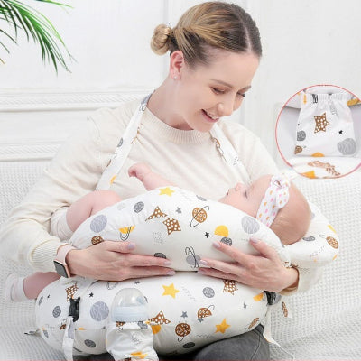 Coussin Allaitement pour Bébé multifonction avec housse imprimée étoiles et planètes, maman allaitant confortablement grâce au maintien ergonomique.