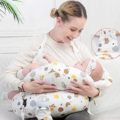Coussin Allaitement pour Bébé multifonction avec housse imprimée étoiles et planètes, maman allaitant confortablement grâce au maintien ergonomique.