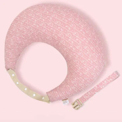 Coussin d’allaitement rose en forme de croissant avec sangle ajustable, modèle simple pour soulager les bras et le dos pendant l’allaitement.