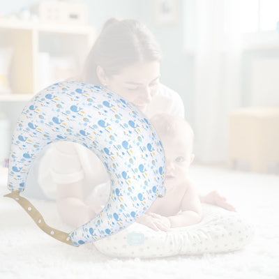 Maman allaitant confortablement grâce au coussin d’allaitement avec soutien des bras, du dos et de la nuque. Position stable pour bébé grâce à l’oreiller sécurisé.