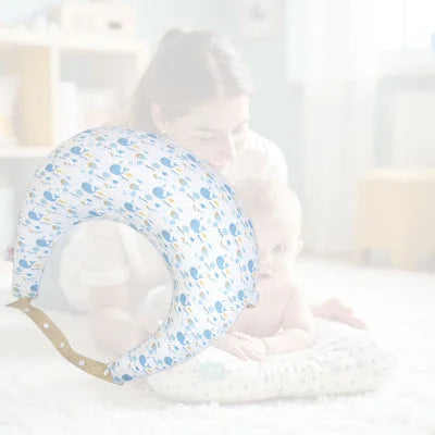Maman allaitant confortablement grâce au coussin d’allaitement avec soutien des bras, du dos et de la nuque. Position stable pour bébé grâce à l’oreiller sécurisé.