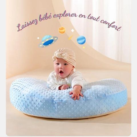 Bébé explorant en tout confort grâce au coussin d’allaitement DreamHaven, conçu pour offrir douceur et sécurité.