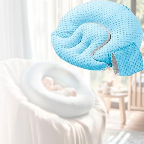 Coussin d'allaitement DreamHaven™️ bleu, parfait pour soutenir le bébé lors des repas ou des moments de repos.