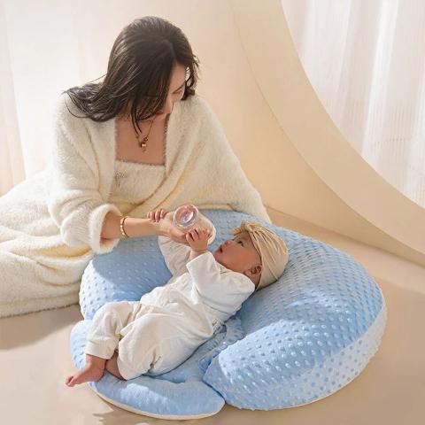  Maman nourrissant bébé confortablement avec le coussin d'allaitement DreamHaven™️, soutenant à la fois le bébé et la mère