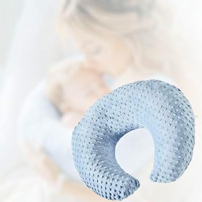 coussin d'allaitement Minky Hug Pillow™️ en Bleu Ciel, apportant un confort doux et sécurisant pour le bébé et une expérience d'allaitement agréable pour la maman