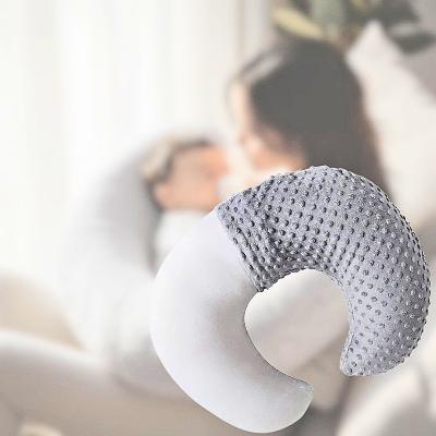 coussin d'allaitement Minky Hug Pillow™️ en Gris Douceur, conçu pour un soutien ergonomique pendant l'allaitement, enrobé d'une matière hypoallergénique douce