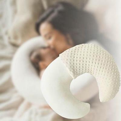 coussin d'allaitement Minky Hug Pillow™️ en Ivoire Pureté, enveloppant maman et bébé dans une étreinte douce et sécurisante, parfait pour des moments de sérénité.