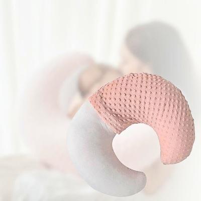 coussin d'allaitement Minky Hug Pillow™️ en Rose Tendre, offrant un confort optimal pour l'allaitement et le repos de bébé avec une matière douce et apaisante