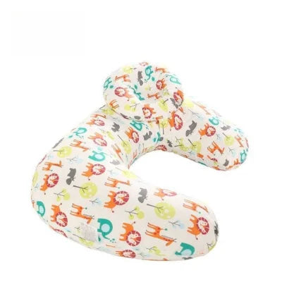 Coussin d’allaitement en forme de croissant avec motifs safari colorés (lions, éléphants, girafes), pour un allaitement confortable et une posture naturelle.

