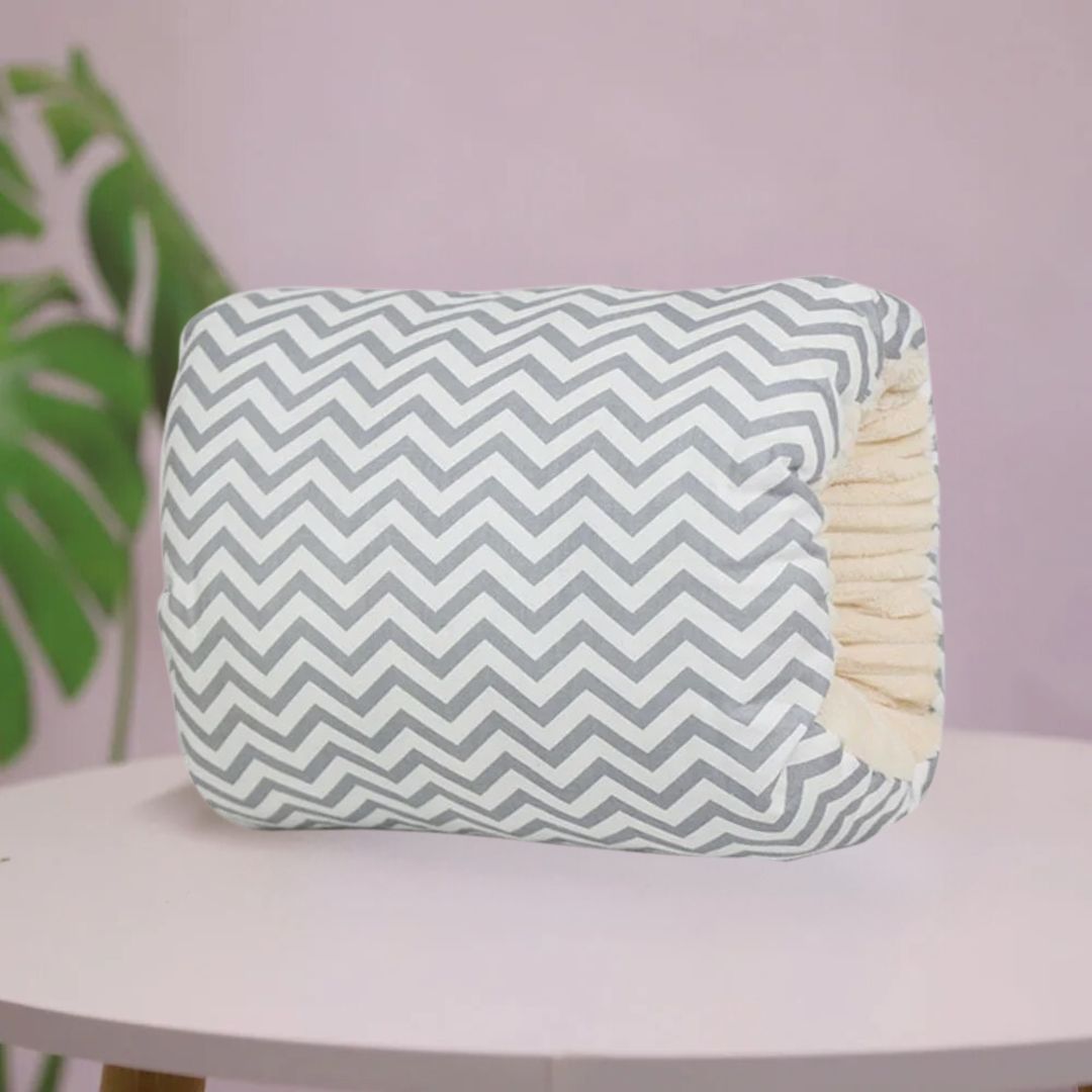 Coussin d'allaitement ergonomique avec motif chevron pour un soutien optimal pendant l'allaitement.