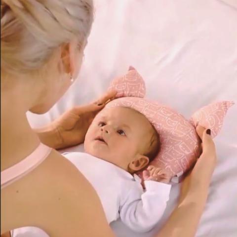 coussin d'allaitement amovible offrant un moment de partage intime entre bébé et maman