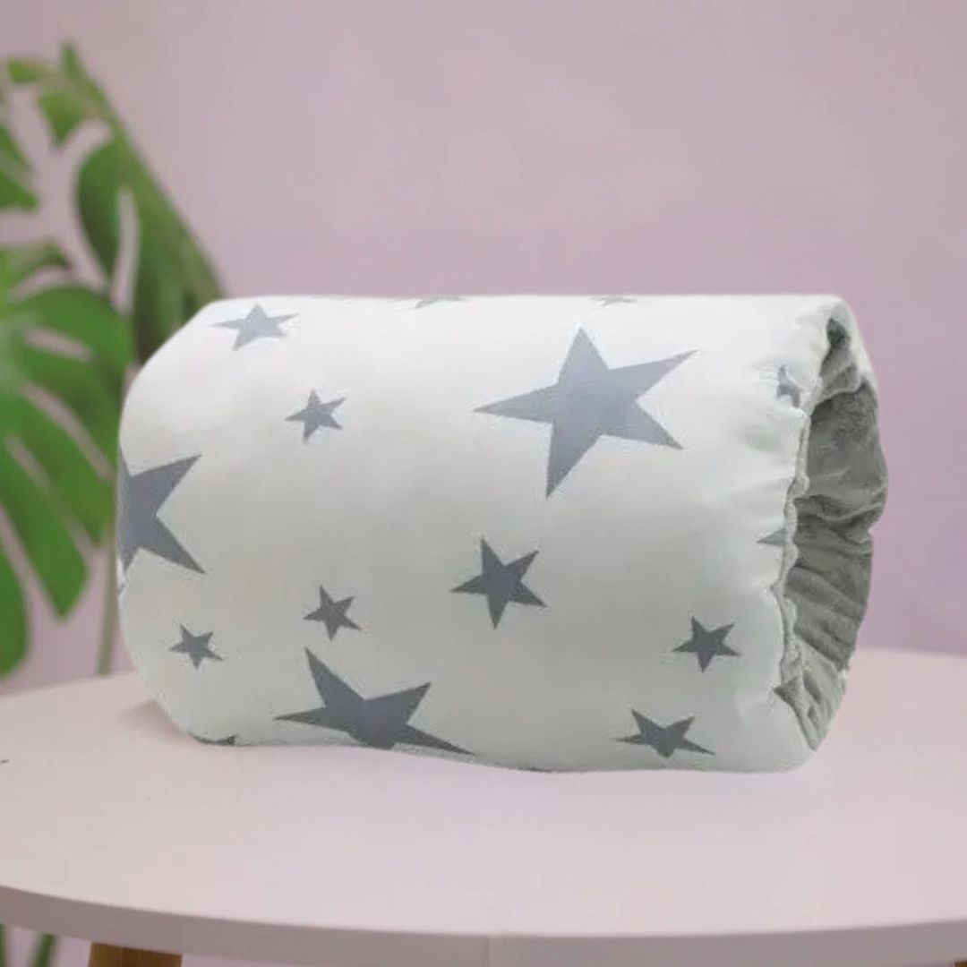 Coussin d'allaitement doux avec motif étoiles grises, idéal pour soutenir bébé et maman pendant l'allaitement.