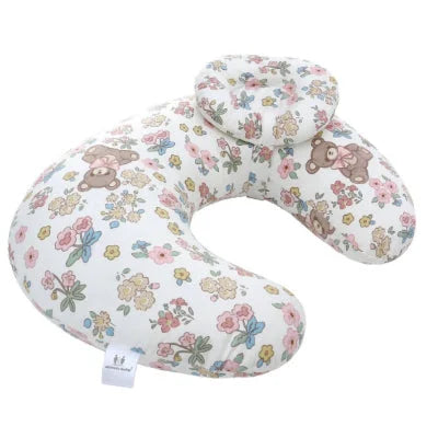 Coussin d’allaitement ergonomique avec motif floral pastel et oursons, conçu pour offrir confort et maintien optimal à maman et bébé pendant les tétées.

