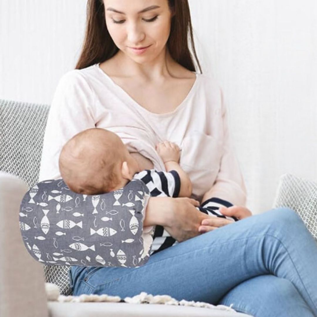 Coussin d'allaitement motif poisson gris, pour un soutien confortable de bébé et maman pendant l'allaitement.