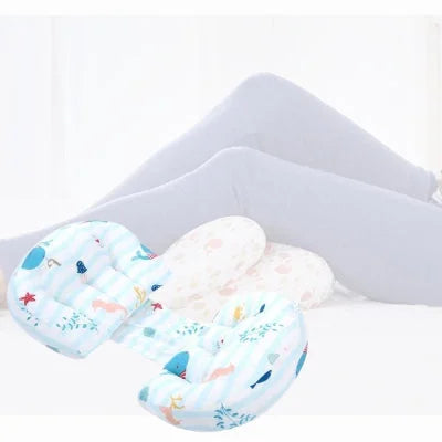 Coussin de grossesse double cale bleu ciel utilisé pour soulager la pression sur le dos et le ventre lors du sommeil latéral.