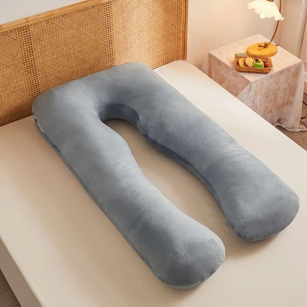 Coussin de grossesse ergonomique gris offrant un soutien optimal pour les femmes enceintes