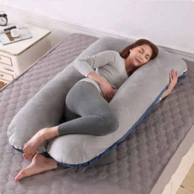 Coussin de grossesse gris en velours moelleux, soulageant le ventre et les hanches pendant la grossesse pour un repos paisible.