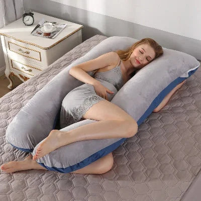 Utilisation latérale du coussin de grossesse pour soulager la colonne vertébrale et améliorer la circulation pendant la sieste.