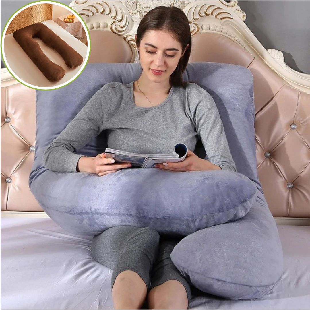  Femme enceinte lisant confortablement avec un coussin de grossesse pour un soutien optimal du dos.