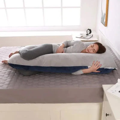Maman allaitant confortablement son bébé grâce à un coussin de grossesse transformé en coussin d’allaitement polyvalent.