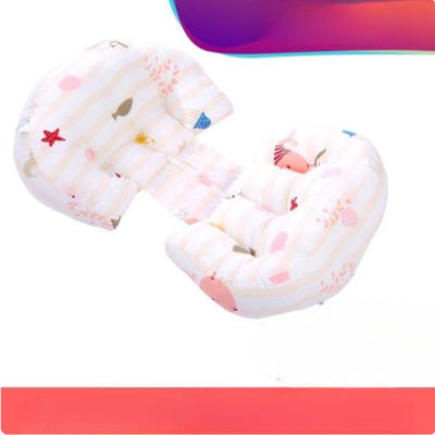 Coussin de grossesse évolutif rayé pastel adapté à l’allaitement et au soutien lombaire, avec fermeture modulable selon la croissance du ventre.