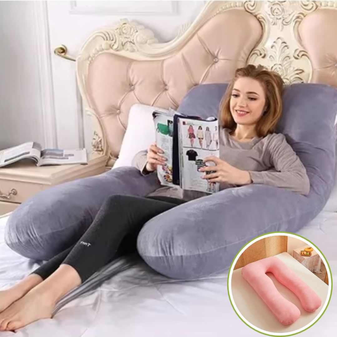 Femme utilisant un coussin de grossesse pour lire et se détendre, offrant un soutien optimal.