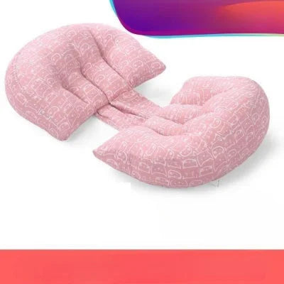 coussin grossesse ergonomique à imprimé chats blancs sur fond rose pastel, conçu pour offrir un confort optimal pendant la grossesse