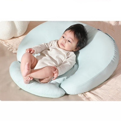 Bébé installé confortablement sur le coussin pour nouveau-ne, position semi-inclinée pour limiter reflux et offrir sécurité.