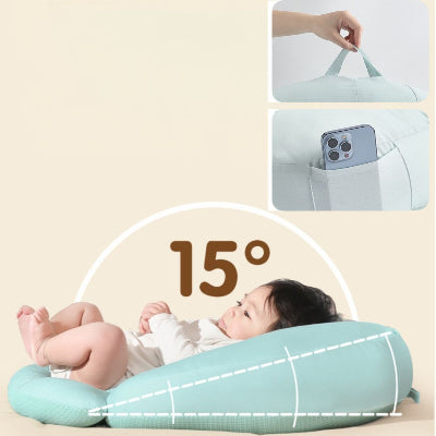 Coussin pour nouveau-ne anti-reflux avec inclinaison 15°, poche latérale pour accessoires et poignée de transport, parfait pour allaitement et sommeil.