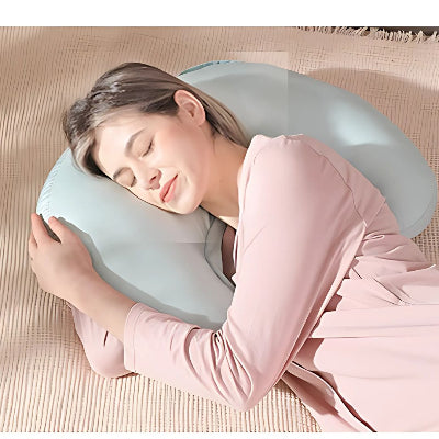 Femme allongée utilisant le coussin pour nouveau-ne comme oreiller de maternité, idéal pour repos, détente et soutien du corps.