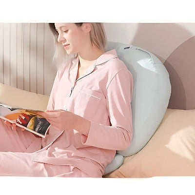 Maman utilisant le coussin pour nouveau-ne comme oreiller de soutien dorsal, confort postnatal et relaxation après l’allaitement.