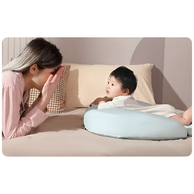 Bébé utilisant un coussin pour nouveau-ne en position d’éveil, idéal pour tummy time et interaction avec maman, coussin d’allaitement multifonction.