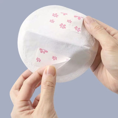 Coussinet d’allaitement jetable avec adhésifs doux et sécurisé pour une tenue parfaite dans le soutien-gorge.