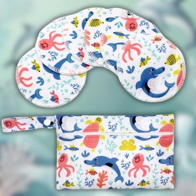 Coussinet d’allaitement Vie Sous-Marine™ aux motifs océaniques, pour une expérience d'allaitement apaisante et fun.