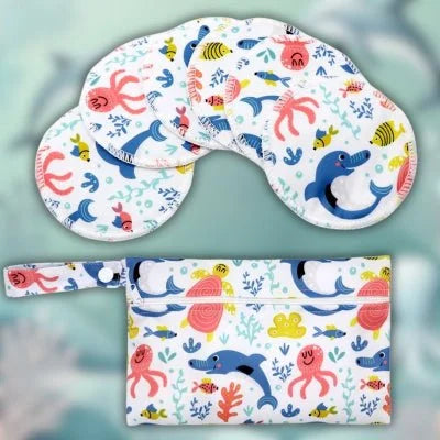 Coussinet d’allaitement Vie Sous-Marine™ aux motifs océaniques, pour une expérience d'allaitement apaisante et fun.