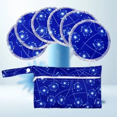 Coussinets d'allaitement CosmicTouch™ avec un design étoilé élégant, posés sur un fond doux et lumineux, parfaits pour des moments de sérénité.
