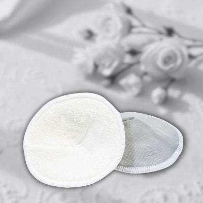Gros plan sur la texture des coussinets d'allaitement lavables, fabriqués en matière douce et absorbante pour une protection efficace.