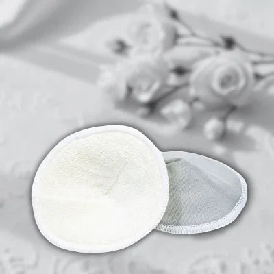 Gros plan sur la texture des coussinets d'allaitement lavables, fabriqués en matière douce et absorbante pour une protection efficace.