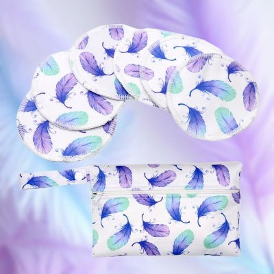 Coussinets d’allaitement motif plumes délicates avec pochette assortie, conçus pour le confort et la douceur des mamans allaitantes.