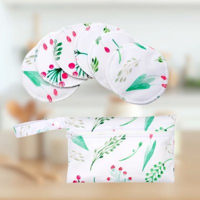 Des coussinets d'allaitement ornés d'un motif fleuri, accompagnés de leur sac assorti, pour un style raffiné.