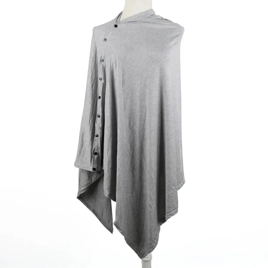 Couverture allaitement DouceEnvol™ caramel sur mannequin — poncho jersey terracotta doux et élégant