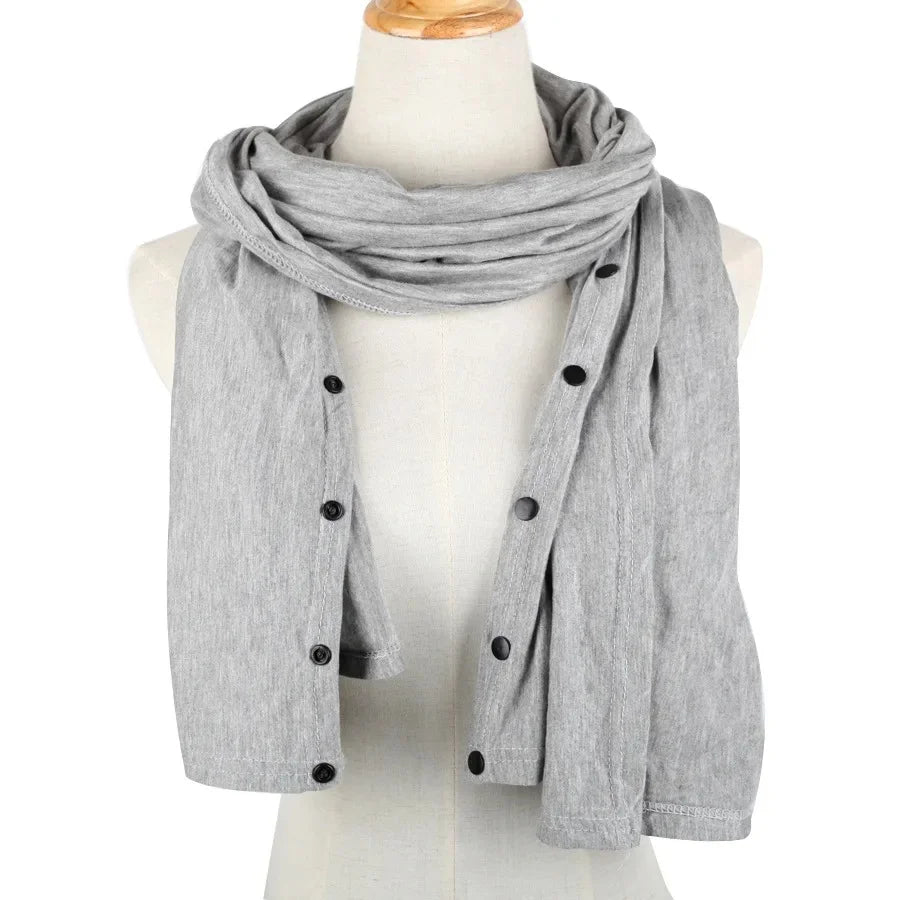 DouceEnvol™ gris chiné portée en écharpe sur mannequin — 3e usage mode, boutons-pression noirs visibles